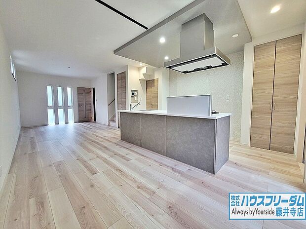 【リビング】お料理をしながらリビング全体を見渡すことができるのでお子様が遊んだり、勉強していても一緒に空間を共有できます!