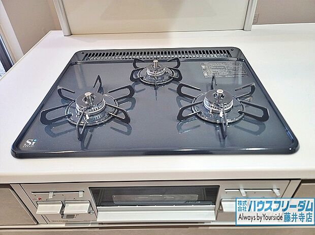 【3つ口ガスコンロ【同社施工例】】3口ガスコンロで同時に複数の調理を進められるため、調理時間が短縮できます！