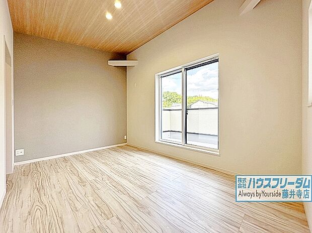 【収納が豊富ですっきりと整理整頓できます♪≪3号地≫】お部屋にWICもございますので、取り込んだ洗濯物をそのまま収納可能。主寝室としても利用できる洋室は、採光性にも配慮されています。