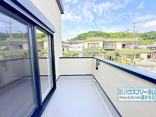 【広々としたバルコニーです♪≪3号地≫】お洗濯やプランターガーデニングも楽しめるバルコニー。日当たりと風通しがとても良いです。洗濯物もゆったりと干せそうです。水栓付きで便利です
