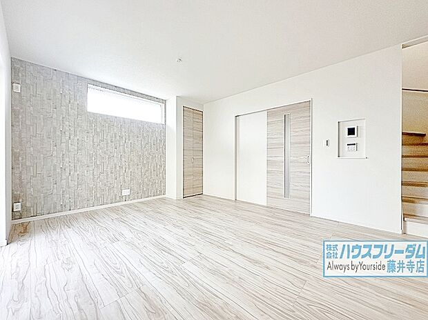 【採光・通風共に良好です♪≪3号地≫】リビング階段のLDKは、家族の一体感を感じられる広々スペース！南向きなので、ポカポカとあたたかな光と心地良い風が入り込みます。家族と過ごす時間を大切にする方にぴったりのゆとりの住空間です。