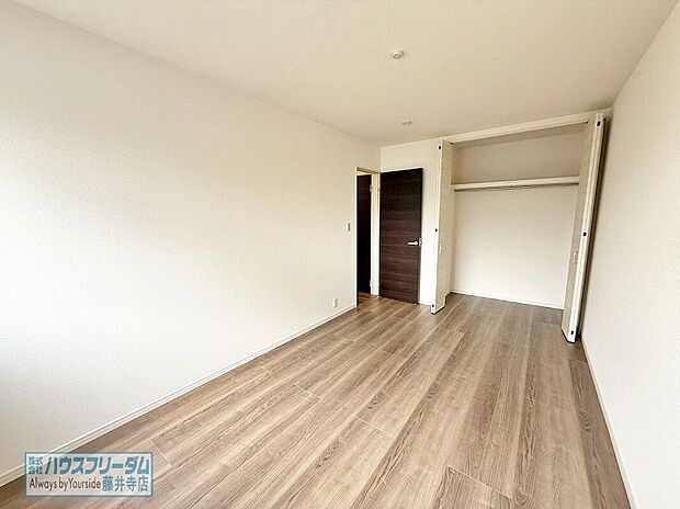 【【2階ストレージルーム】】ご夫婦の寝室としてもお使いいただけます!明るい印象のお部屋で気持ち良い朝を迎えられます!