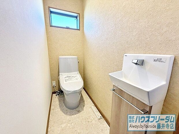 【トイレ】清潔感のある空間で、落ち着きますね!各階にトイレがあると、来客時にも気兼ねなく使うことができます!