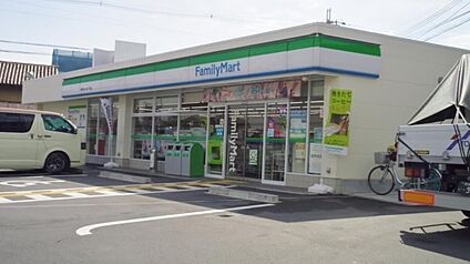 ファミリーマート藤井寺小山四丁目店 約560ｍ(徒歩約7分)