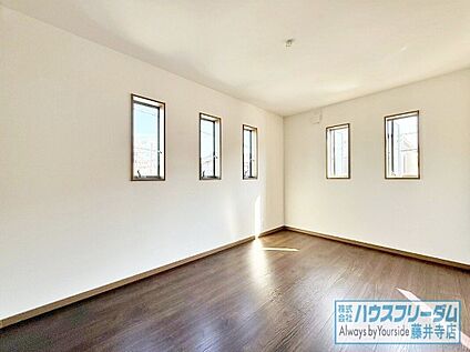 2面採光の明るいお部屋は子供部屋にぴったりです。