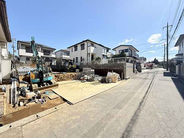 【2026.3.14　物件現地】　敷地面積50坪超！シーンに合わせてLDKと洋室を一体化できる、解放感ある住まいです。3台分のカースペース有り。