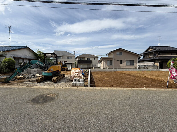 【2026/5/3　販売現地】　分譲地は、低層の住宅が立ち並ぶ第一種低層住居専用地域内に位置しています。小学校や公園が徒歩〇分圏内にあり、のびのびと子育てをしたいファミリーにもオススメです。