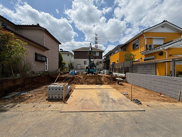 【2026/4/26　販売現地】　低層の一戸建てを中心とした街並みが続いています♪周辺は高い建物が建っていないので、採光や開放性に恵まれ、空が広く緑の多い閑静な趣を感じる環境です。