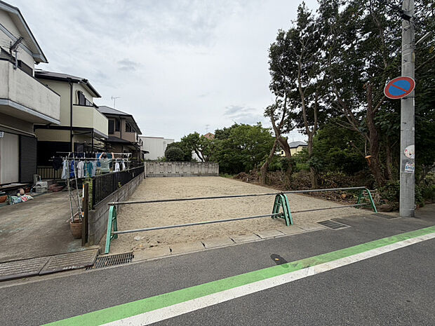 【2026.7.12　物件現地】　低層の一戸建てを中心とした街並みが続いています♪周辺は高い建物が建っていないので、採光や開放性に恵まれ、空が広く緑の多い閑静な趣を感じる環境です。