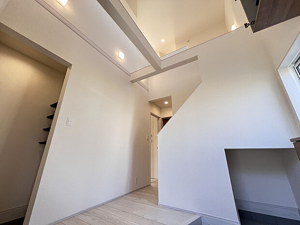 【玄関吹抜】玄関吹抜は高窓から採光が溢れ、住まう人や訪れる人を心地よく迎え入れてくれます◎