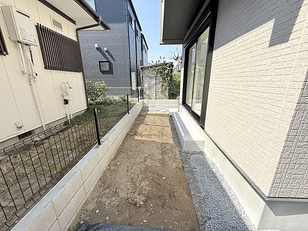 【【(1)号棟　庭】】南側に位置するお庭です。お子様のプレイスペースや家庭菜園など、多用途に活用可能です。