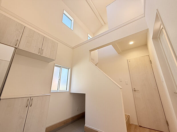 【【玄関】】早く帰りたくなる温かみのある明るい玄関です。