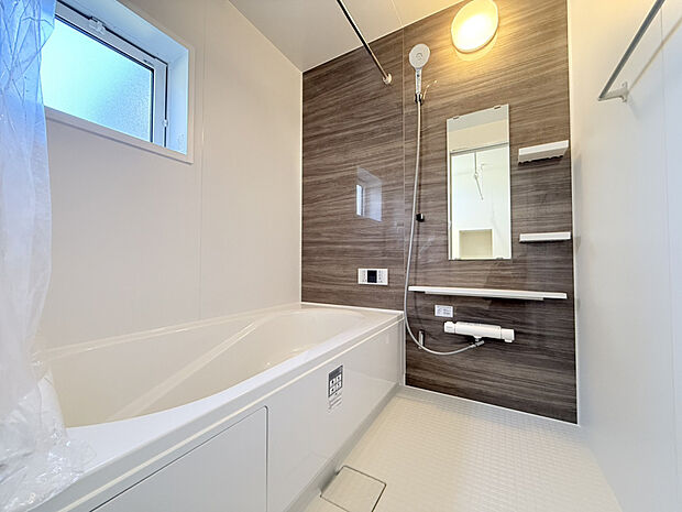 【【浴室】】1日の疲れをゆっくりと癒せるバスルーム。落ち着いた雰囲気のブラウンのアクセントパネルを施しています。年中快適に洗濯物を乾かせる嬉しい浴室乾燥機付き。