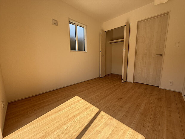 【【1階洋室（5.25帖）】】18.25帖のLDKには5.25帖の洋室が隣接しており、一体利用することで広々とした空間に。