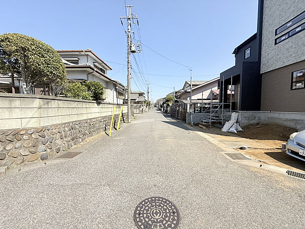 【【2026.3.21　販売現地・前面道路】】南道路に面した日当り良好の新築戸建です。2部屋から行き来ができるワイドバルコニー付き。WICや土間収納など随所に収納スペースを設けました。