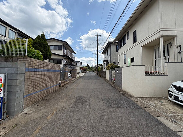 【【2026.4.26　物件現地・前面道路】】食器洗浄乾燥機や浴室換気乾燥機はもちろん、地震に強い制震ダンパーを採用◎充実の設備で快適な暮らしを彩ります。