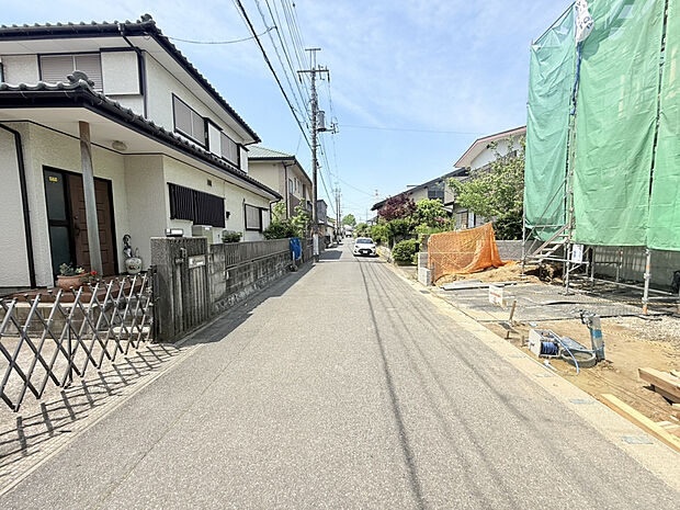 【【前面道路　約5.0m】】品質・性能にこだわった「ブルーミングガーデン」。庭付き「3・4LDK」の新築戸建が限定2邸で誕生！各邸敷地面積40坪超。2台分のカースペースをご用意しました（車種による）。