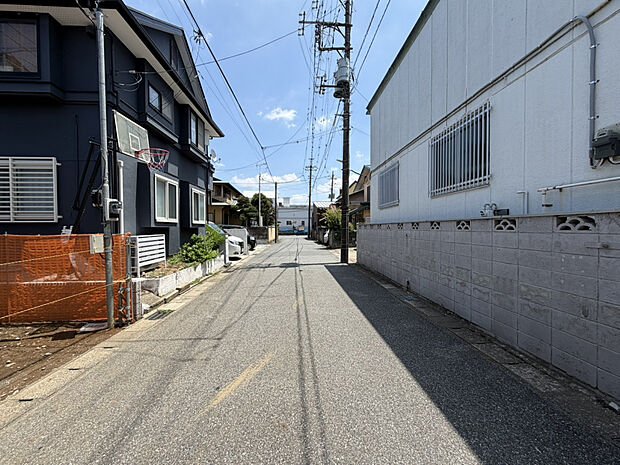 【【2026.7.25　販売現地・前面道路】】敷地面積58坪超！解放感ある住まいです。3台分のカースペース有り★