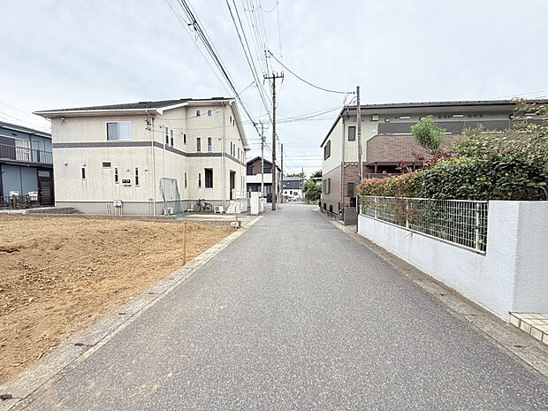 【【2026.9.4 前面道路約5.0m】】駐車スペース2台分(車種による)。異なるプランでライフスタイルに合った間取りがみつかります♪