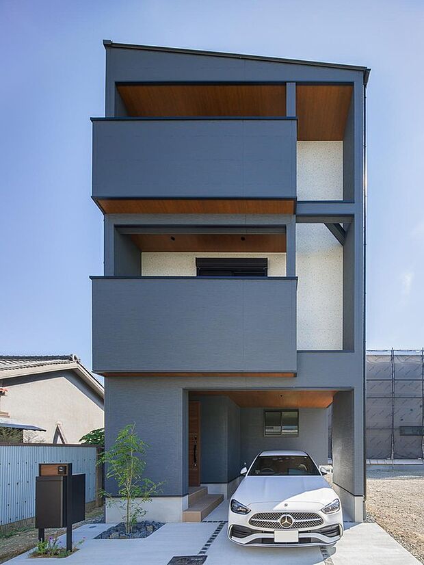 【外観写真/5号地】
暮らしやすさにこだわった「4LDK」の住まい。落ち着きのあるトーンでまとめたスタイリッシュな外観デザインです。道路から室内が覗かれにくいよう、玄関の位置も配慮しています。