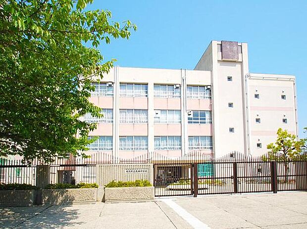 矢田中学校まで350m 徒歩5分。1947年創立の中学校です。水泳・登山・女子バレーボール・バスケットボール・サッカー・軽音楽・美術など10の部活動があります。