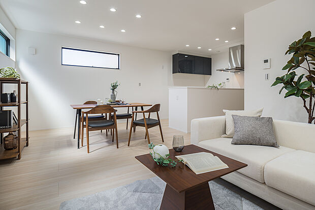 【LDK/約21.1帖】
陽光が差し込む、明るいリビングダイニング。明るく清潔感のある空間で、家族団らんの時間をお楽しみいただけます。