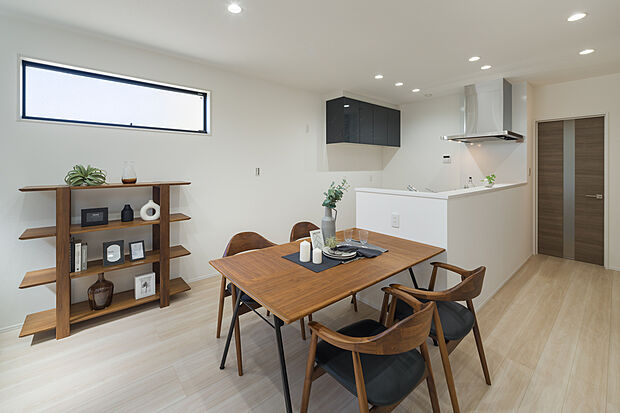 【LDK/約21.1帖】
様々なテイストのインテリアと相性の良い、シンプルな内装です。キッチンからダイニングテーブルまでの動線が良く、配膳や後片付けがスムーズに行えそうです。