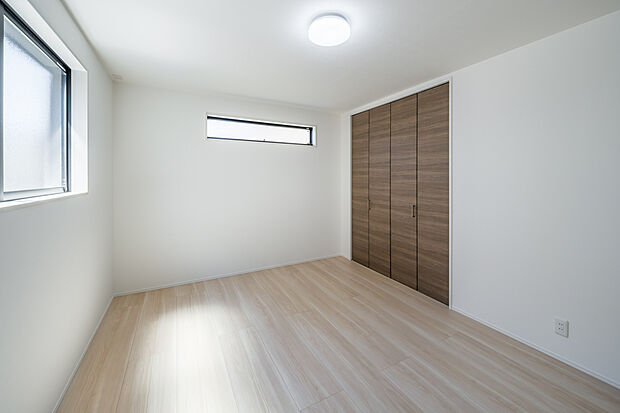 【洋室/約7.8帖】
各洋室内にはクローゼットが設けられています。扉は折れ戸なので、端にかけたお洋服も取り出しやすいです。収納家具を最低限に、居住スペースを広くお使いいただけます。