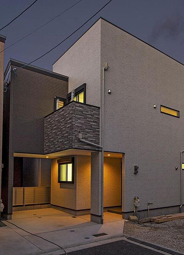 【本分譲地に建築可能な建物プラン例】
ほっと落ち着く、かみのあるデザイン。窓から漏れる暖色の灯りが、帰ってくるご家族を優しく照らします。《分譲地外:建物面積101.25m2、建物価格2116万円》