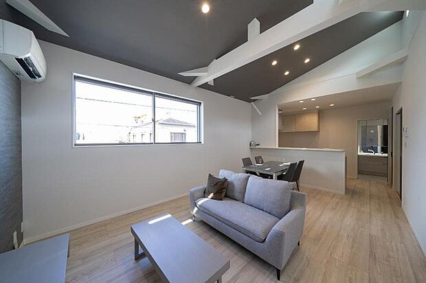 【本分譲地に建築可能な建物プラン例】
キッチン背面に洗面室とWICを配置した家事動線スムーズなプランです。《分譲地外:建物面積106.91m2、建物価格2218万円》