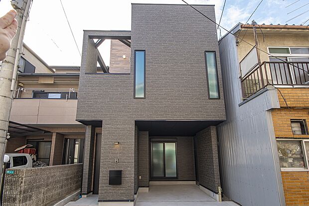 【本分譲地に建築可能な建物プラン例】
2階の外部吹抜けが目を引く外観。玄関前に壁を設けることで、家の中が見えにくくなるよう考慮しています。《分譲地外:建物面積111.16m2、建物価格2294万円》