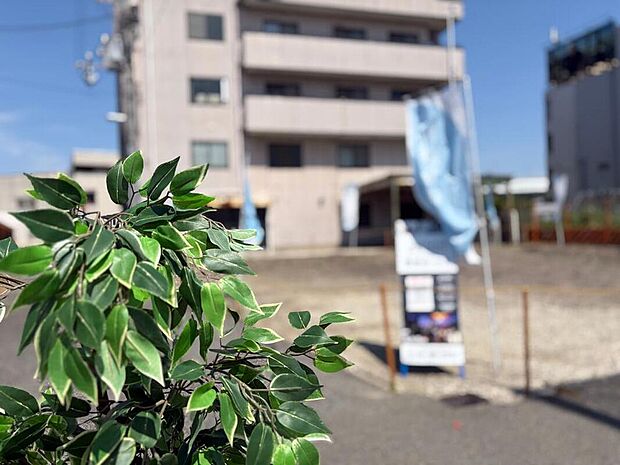 【現地写真】
角地を含む、全3区画の自由設計対応分譲地が誕生！JR大阪環状線「今宮」駅まで徒歩13分、南海高野線「津守」駅まで徒歩9分と、複数沿線利用できる交通利便性の高さが魅力の立地です。