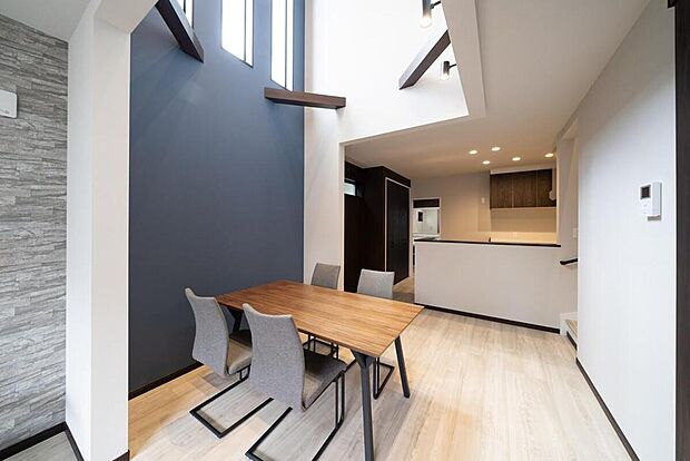 【本分譲地に建築可能な建物プラン例】
ダイニングスペースの上部は吹抜けで、違うフロアにいてもコミュニケーションを取りやすい設計です。《分譲地外:建物面積100.63m2、建物価格2105万円》