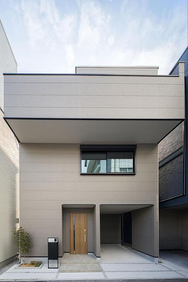 【本分譲地に建築可能な建物プラン例】
せり出したバルコニーが特徴的な外観デザイン。バルコニーが屋根代わりとなり、強い日差しや雨を遮る効果も◎《分譲地外、建物面積101.65m2、建物価格2123万円》