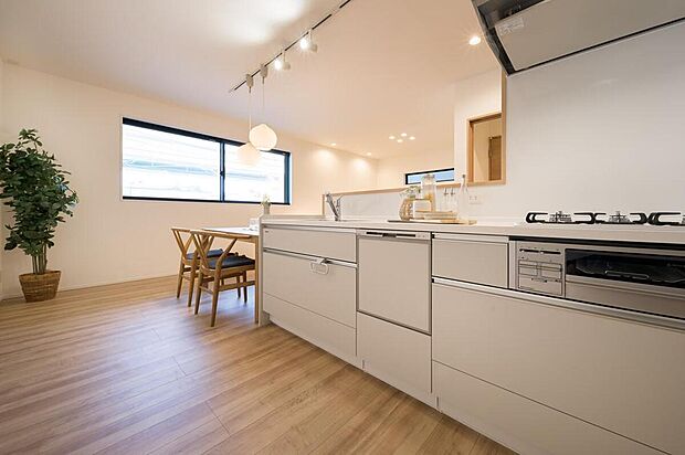 【本分譲地に建築可能な建物プラン例】
キッチンとダイニングを一列に配置できるゆとりあるスペースを確保。配膳・片付けの動線がスムーズに◎《分譲地外、建物面積101.65m2、建物価格2123万円》