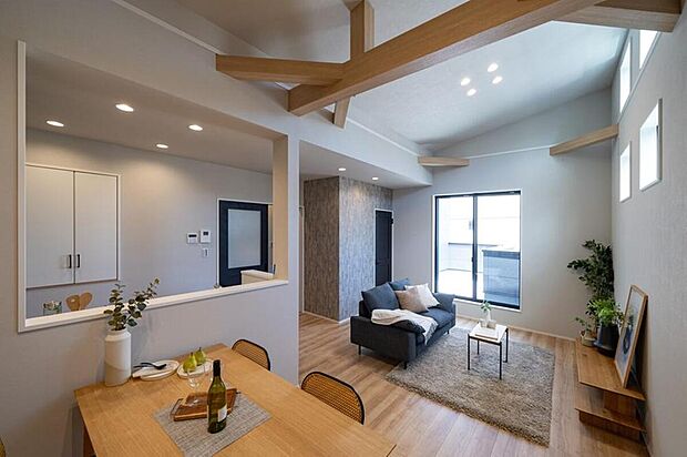 【本分譲地に建築可能な建物プラン例】
バルコニーから陽光を取り込む2階リビングの住まい。それぞれの空間を心地よく繋ぎ、ご家族団らんを育みます。《分譲地外:建物面積94.77m2、建物価格1999万円》