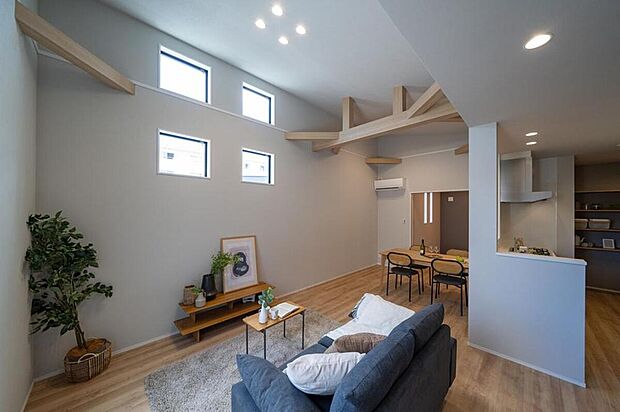 【本分譲地に建築可能な建物プラン例】
勾配天井を採用した、圧倒的開放感のあるLDK。梁がアクセントとなり、木のあたたかみを感じさせてくれます。《分譲地外:建物面積94.77m2、建物価格1999万円》