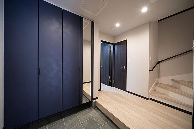 【【本分譲地に建築可能な建物プラン例】】広さのある玄関ホールは家族や来訪者を気持ちよく迎え入れてくれます。帰宅後の荷物の仮置き場にもできる広さです。《分譲地外:建物面積100.63m2、建物価格1719万円》