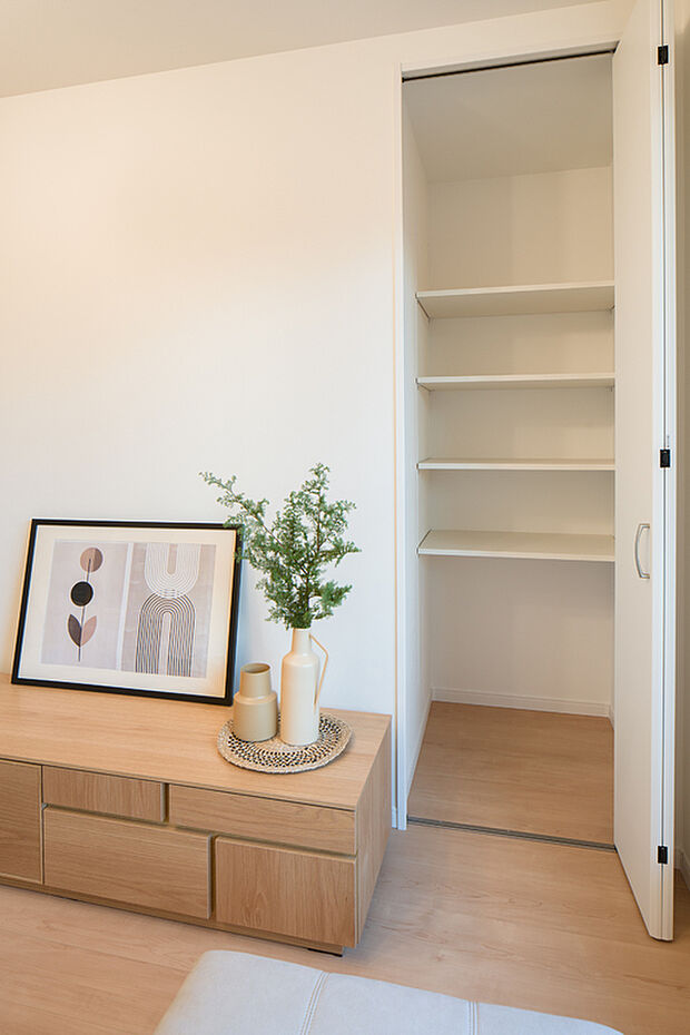 【【リビング収納/3号地】】リビングには、扉付きの収納を設けています。ご家族共有の小物類や文具、書類などの保管に便利。すっきりとしたリビングを保つことができそうです。