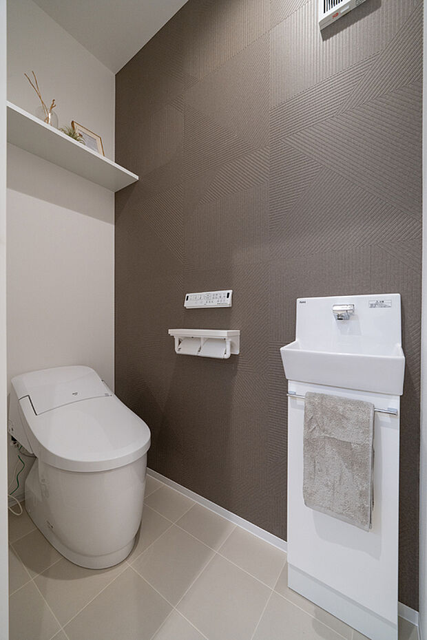 【【2階トイレ】】毎日快適にお使いいただける、温水洗浄便座付きのトイレ。トイレは1・2階に配置しています。2階には、手洗いがしやすい独立型の手洗い器を設置しています。