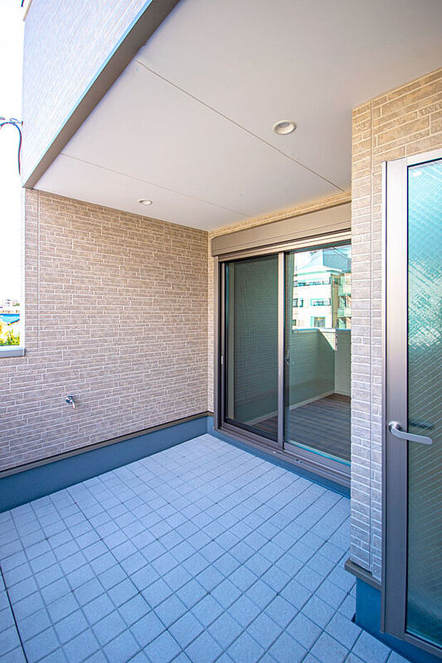 【【本分譲地に建築可能な建物プラン例】】照明・水栓・コンセントが備わったバルコニー。時間を問わずにゆったり過ごせるため、活用機会が増えそうです。《分譲地外:建物面積111.77m2、建物価格2008万円》