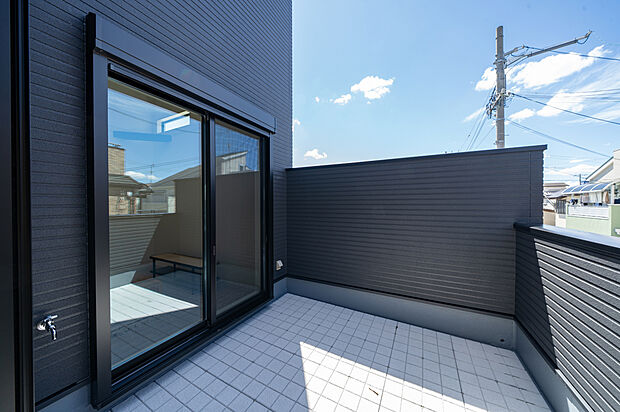 【【本分譲地に建築可能な建物プラン例】】バルコニーは約4.5帖の広さがあり、アウトドアリビングとしても◎LDKと洋室の2方向から出入りが可能です。《分譲地外:建物面積95.57m2、建物価格2014万円