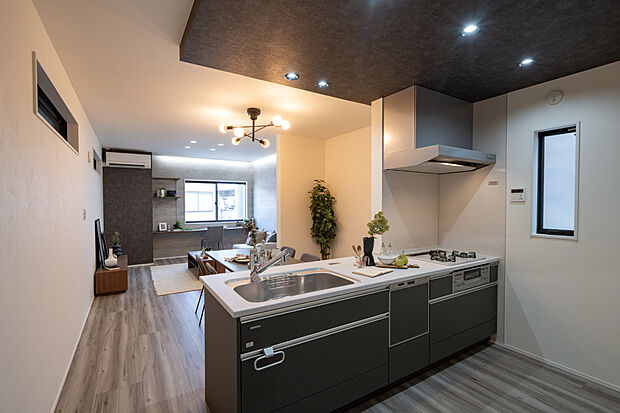 【【キッチン】】リビング全体を見渡せる対面式キッチンを採用。ご家族との会話を楽しみながら調理ができ、コミュニケーションが弾みます。小さなお子様の様子なども見守りながら、キッチンに立つことができそうです。