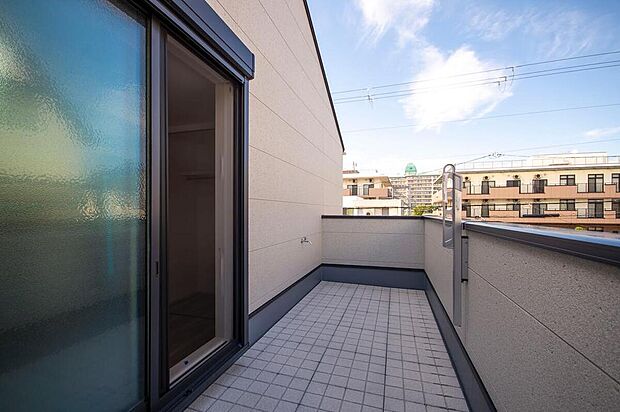 【【1号地・バルコニー】】約6.0帖の洋室から出入り可能な広々としたバルコニー。シーツや布団などの大きな物もしっかりと干せ、乾きも期待できそうです。仕事や家事の合間の休憩スペースとしても重宝します。