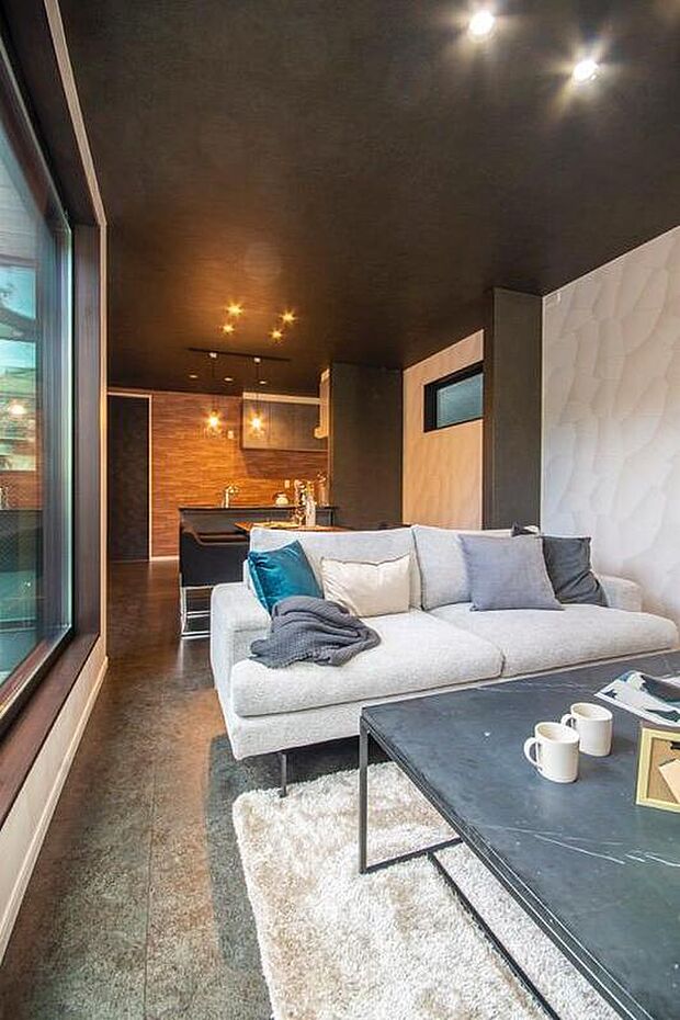 【【本分譲地に建築可能な建物プラン例】】通り側から見えない位置にワイドな窓を設けたLDK。人の視線を気にすることなく、光を室内に取り込めます。《分譲地外:建物面積111.16m2、建物価格1997万円》