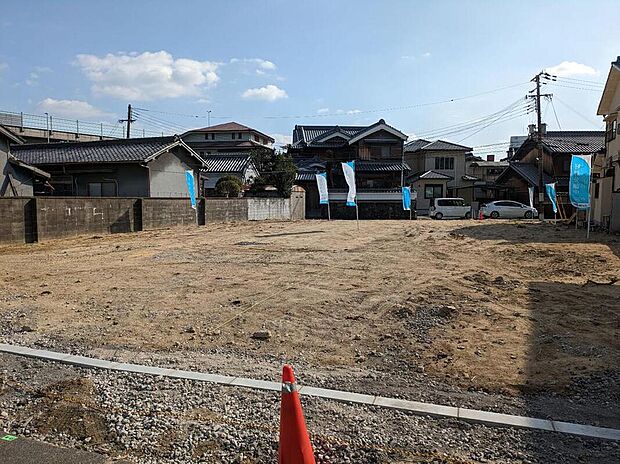 【【現地土地写真】】実際の陽当たりの状況や前面道路の交通量など、周辺環境と併せて、ぜひ現地をご見学くださいませ。お待ちしております。