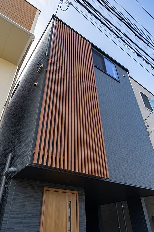 【【外観写真/2号地】】木目のルーバーがアクセントになった一邸。窓の配置にもこだわり、外部からの視線を気にせず寛げるよう設計しています。