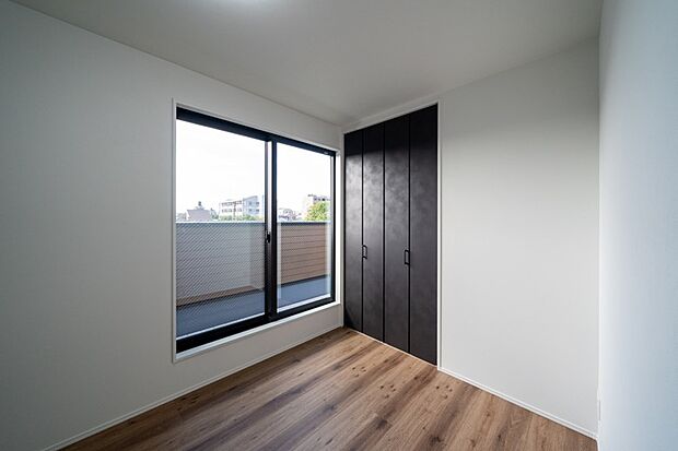 【【洋室/約5.0帖】】作業の合間に外へ出てリフレッシュできる、専用のバルコニー付き。約5.0帖の広さがあり、趣味スペースや書斎など多用途に活用できます。