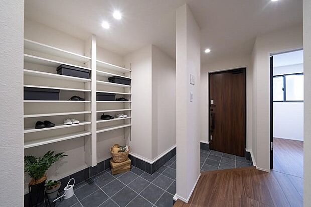 【【本分譲地に建築可能な建物プラン例】】使いやすさと見せる収納を両立した、オープンタイプの玄関収納。ひと目で見渡せる設計で、整理整頓もスムーズに。《分譲地外:建物面積97.20m2、建物価格1662万円》