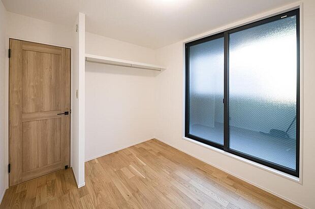 【【収納/4号地】】バルコニーに面した開放感のある洋室。子供部屋や趣味部屋・書斎など多用途にご活用いただけます。湿気がこもりにくいオープン収納を採用。